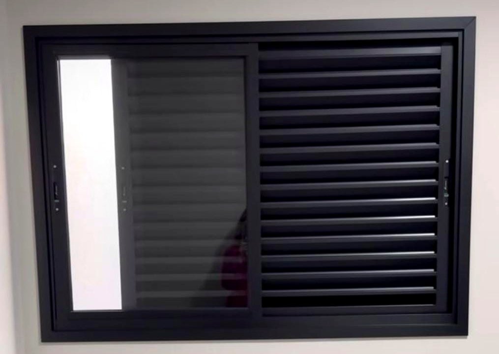 Janela de correr em alumínio preto da Linha Suprema, projeto real instalado pela HB Vidros