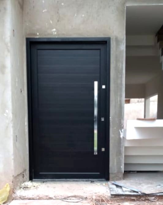 Porta pivotante em alumínio preto fosco com puxador, projeto real executado pela HB Vidros