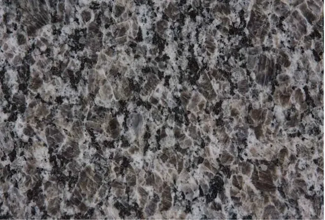 Amostra de granito Itabira, mistura de cinza, marrom e preto com cristais grandes