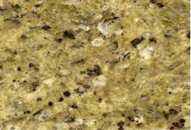 Amostra de granito Ouro Brasil, amarelo-dourado com pintas marrons