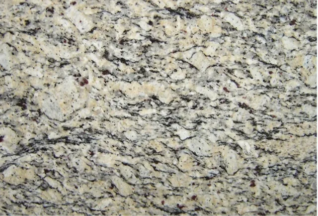 Amostra de granito Santa Cecília, fundo bege com veios pretos