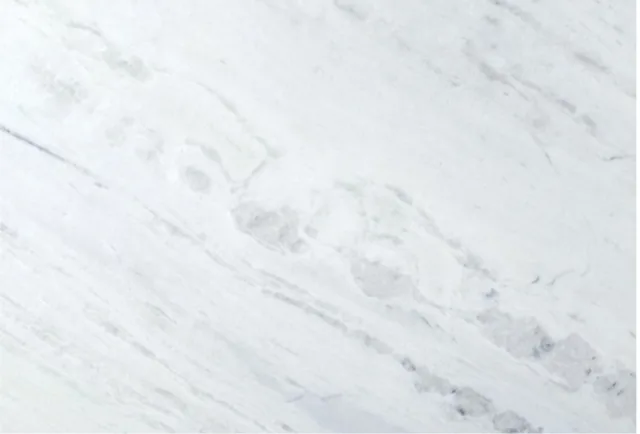 Amostra de mármore Branco Rajado, fundo branco com rajas cinza-claro